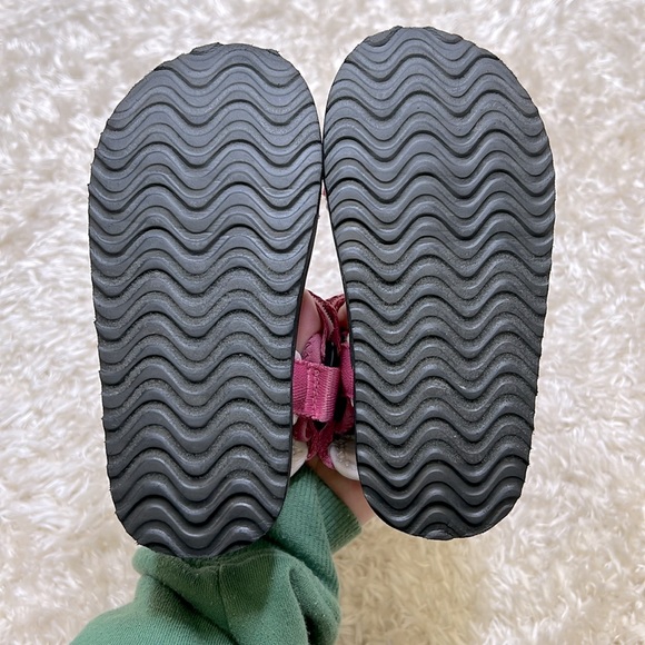GAP || NWOT Strappy Toddler Sandals (7-8C) - Picture 7 of 8